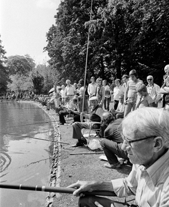 857892 Afbeelding van een hengelsportwedstrijd in het Wilhelminapark te Utrecht.
